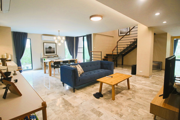 CHARMING LOW-RISE RESIDENCE