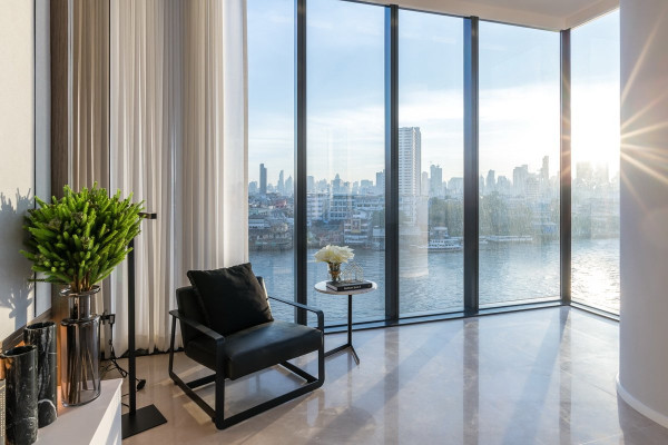 EXQUISITE LUXURY RIVERFRONT RESIDENCE