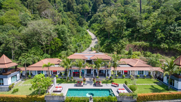 EXPANSIVE LUXURY SEA VIEW VILLA