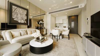 ELEGANT AND SIMPLE SHOW SUITE