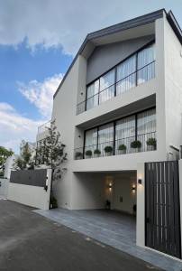 SUKHUMVIT HOUSE WITH SALT SWIMMING POOL AND GLASS LIFT