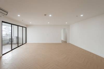 Prestige Towers Modern Renovated Condo