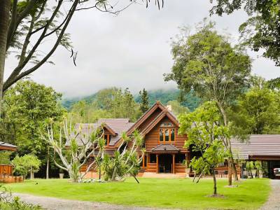 Cedar Log House in Khao Yai