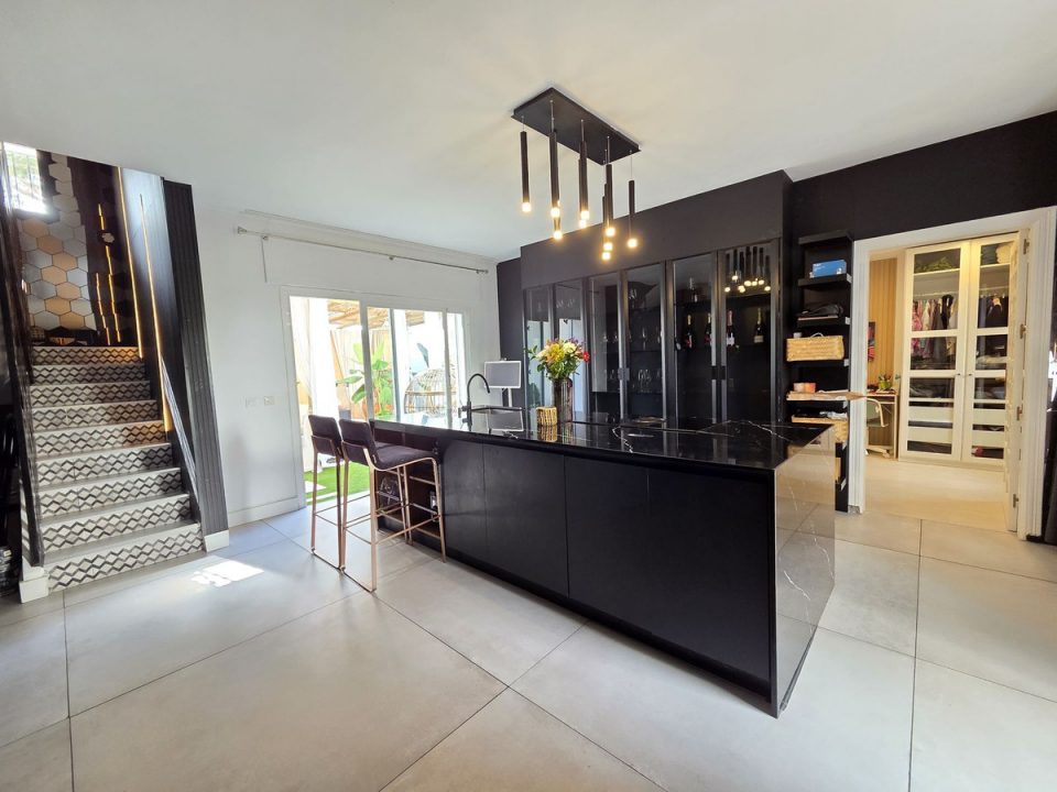 Los Naranjos Estate Community Features and Property Mix