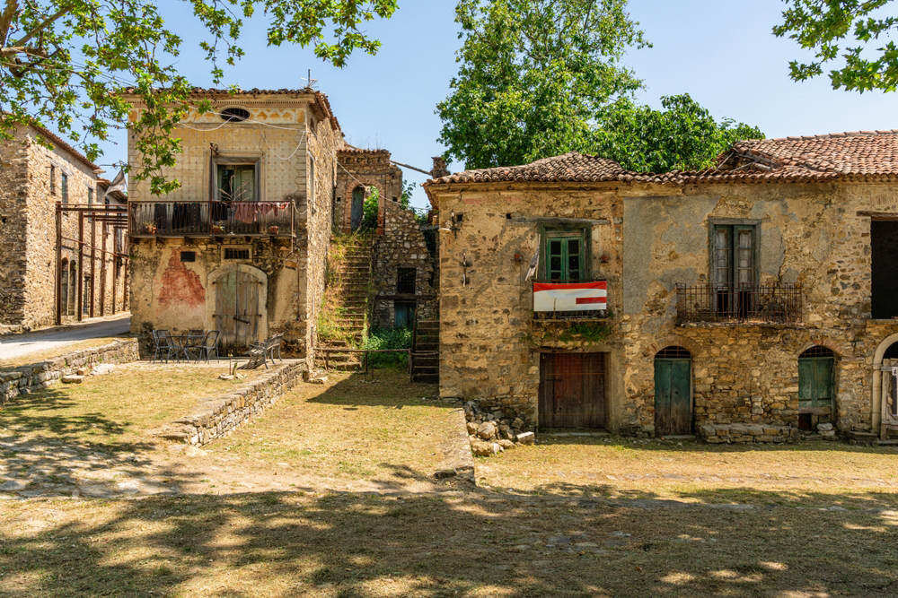 {"uuid":"a038c075-ca47-4aa0-9ab0-797dedea8a4a","tenant_uuid":"9e5fc9e6-2ef8-4ca5-ae33-a9f76aa35061","url_key":"campania","location":"Campania","latitude":"41.11250780","longitude":"14.84546190","search_title":"Campania | Immobili In Campania","image":"italiannetworkrealty\/hero-images\/2025\/10\/28\/6e00a6ce-3ec8-46d5-8a0b-d2c630dd25ef.jpg","main_title":"Campania | Immobili In Campania","main_content":"La Campania Affascina Per La Sua Costa Spettacolare, La Cultura Vivace E Il Clima Mite. Napoli, Sorrento E La Costiera Amalfitana Offrono Un Mix Unico Di Cultura Urbana E Relax Sul Mare. Cucina Eccellente, Panorami Mozzafiato E Comunit&agrave; Accoglienti Rendono La Regione Ideale Per Vivere O Investire. Le Propriet&agrave; Pi&ugrave; Richieste Includono Ville Panoramiche, Appartamenti Sul Mare E Case Di Campagna.","footer_title":null,"footer_content":null,"youtube_id":null,"hero_image_mode":"centered","gallery_mode":"grid","published":0,"is_featured":0,"created_at":"2025-10-28T12:54:35.000000Z","updated_at":"2025-11-28T10:12:55.000000Z","deleted_at":null,"meta_data":[],"articles":[],"images":[{"uuid":"a038c08b-a62d-4a48-b999-a2ade9eaea38","tenant_uuid":"9e5fc9e6-2ef8-4ca5-ae33-a9f76aa35061","area_guide_uuid":"a038c075-ca47-4aa0-9ab0-797dedea8a4a","filepath":"italiannetworkrealty\/area-guides\/2025\/10\/28\/4f4845cd-71f7-444b-9639-7319183a0df0.jpg","order":null,"caption":null,"created_at":"2025-10-28T12:54:49.000000Z","updated_at":"2025-10-28T12:54:49.000000Z","deleted_at":null},{"uuid":"a038c08d-2206-4f09-9632-edbc553625d0","tenant_uuid":"9e5fc9e6-2ef8-4ca5-ae33-a9f76aa35061","area_guide_uuid":"a038c075-ca47-4aa0-9ab0-797dedea8a4a","filepath":"italiannetworkrealty\/area-guides\/2025\/10\/28\/04c75133-70b7-494e-8bc2-856fd8072560.jpg","order":null,"caption":null,"created_at":"2025-10-28T12:54:50.000000Z","updated_at":"2025-10-28T12:54:50.000000Z","deleted_at":null},{"uuid":"a038c08d-9726-4d84-8821-ce616b0812d9","tenant_uuid":"9e5fc9e6-2ef8-4ca5-ae33-a9f76aa35061","area_guide_uuid":"a038c075-ca47-4aa0-9ab0-797dedea8a4a","filepath":"italiannetworkrealty\/area-guides\/2025\/10\/28\/c35b80a0-5eaf-4ad8-aaea-576e4144d5d5.jpg","order":null,"caption":null,"created_at":"2025-10-28T12:54:51.000000Z","updated_at":"2025-10-28T12:54:51.000000Z","deleted_at":null},{"uuid":"a038c09c-acd8-45f2-98f4-a31880333407","tenant_uuid":"9e5fc9e6-2ef8-4ca5-ae33-a9f76aa35061","area_guide_uuid":"a038c075-ca47-4aa0-9ab0-797dedea8a4a","filepath":"italiannetworkrealty\/area-guides\/2025\/10\/28\/95d37684-d567-4b5d-877a-b1e38b01b50a.jpg","order":null,"caption":null,"created_at":"2025-10-28T12:55:01.000000Z","updated_at":"2025-10-28T12:55:01.000000Z","deleted_at":null}],"amenities":[]} image