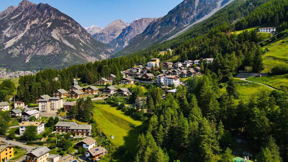 {"uuid":"a038789b-ddf4-4b2d-ab54-7f5f0eaf1b0c","tenant_uuid":"9e5fc9e6-2ef8-4ca5-ae33-a9f76aa35061","url_key":"lombardia-lombardy","location":"Lombardia","latitude":"45.47906710","longitude":"9.84524330","search_title":"Lombardia | Immobiliare In Lombardia","image":"italiannetworkrealty\/hero-images\/2025\/10\/28\/ac113d42-d1b1-4565-b7dd-e3611b74a2ab.jpg","main_title":"Lombardia | Immobiliare In Lombardia","main_content":"La Lombardia &egrave; Il Cuore Dell&rsquo;economia E Della Cultura Italiana, Meta Ideale Per Chi Cerca Opportunit&agrave; E Qualit&agrave; Di Vita. Milano Domina Con Il Suo Mercato Immobiliare Dinamico E La Scena Della Moda, Mentre Il Lago Di Como E Il Garda Offrono Eleganza E Tranquillit&agrave;. Infrastrutture Moderne E Scuole Internazionali Rendono La Regione Perfetta Per Il Trasferimento. Le Propriet&agrave; Variano Da Attici Di Lusso A Ville Affacciate Sul Lago.","footer_title":null,"footer_content":null,"youtube_id":null,"hero_image_mode":"centered","gallery_mode":"grid","published":0,"is_featured":0,"created_at":"2025-10-28T09:33:40.000000Z","updated_at":"2025-11-28T10:10:47.000000Z","deleted_at":null,"meta_data":[],"articles":[],"images":[{"uuid":"a03879eb-cae1-4cbf-b4cc-f96190031ac7","tenant_uuid":"9e5fc9e6-2ef8-4ca5-ae33-a9f76aa35061","area_guide_uuid":"a038789b-ddf4-4b2d-ab54-7f5f0eaf1b0c","filepath":"italiannetworkrealty\/area-guides\/2025\/10\/28\/e6702ae9-a6c1-449f-9262-ad0840f309cd.jpg","order":null,"caption":null,"created_at":"2025-10-28T09:37:21.000000Z","updated_at":"2025-10-28T09:37:21.000000Z","deleted_at":null},{"uuid":"a03879eb-d70d-4af6-a28e-d54c99070910","tenant_uuid":"9e5fc9e6-2ef8-4ca5-ae33-a9f76aa35061","area_guide_uuid":"a038789b-ddf4-4b2d-ab54-7f5f0eaf1b0c","filepath":"italiannetworkrealty\/area-guides\/2025\/10\/28\/e0f8f0cc-ac9a-4a13-ac44-08cc99b61c08.jpg","order":null,"caption":null,"created_at":"2025-10-28T09:37:21.000000Z","updated_at":"2025-10-28T09:37:21.000000Z","deleted_at":null},{"uuid":"a03879eb-e001-44a9-8aaf-e6a3a8b4c841","tenant_uuid":"9e5fc9e6-2ef8-4ca5-ae33-a9f76aa35061","area_guide_uuid":"a038789b-ddf4-4b2d-ab54-7f5f0eaf1b0c","filepath":"italiannetworkrealty\/area-guides\/2025\/10\/28\/eb83dbc4-6235-44f9-85c5-251ed11568f4.jpg","order":null,"caption":null,"created_at":"2025-10-28T09:37:21.000000Z","updated_at":"2025-10-28T09:37:21.000000Z","deleted_at":null},{"uuid":"a03879ec-0a71-4572-8cab-643807d03500","tenant_uuid":"9e5fc9e6-2ef8-4ca5-ae33-a9f76aa35061","area_guide_uuid":"a038789b-ddf4-4b2d-ab54-7f5f0eaf1b0c","filepath":"italiannetworkrealty\/area-guides\/2025\/10\/28\/688c3e50-8849-4399-ae4e-27b2b2759206.jpg","order":null,"caption":null,"created_at":"2025-10-28T09:37:21.000000Z","updated_at":"2025-10-28T09:37:21.000000Z","deleted_at":null}],"amenities":[]} image