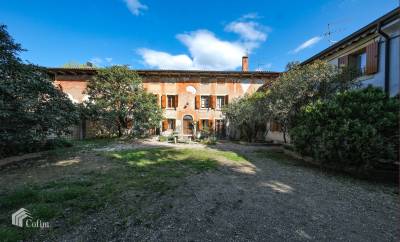 Ancient Venetian court on the outskirts of Verona, with a manor house, bed and breakfast, and rural buildings