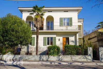 Elegant Villa on three levels with garden with and former medical clinic