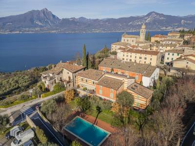 Elegant three-room apartment in a residence with a swimming pool and lake view.
