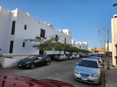 IL PARCHEGGIO DAVANTI LA PALAZZINA