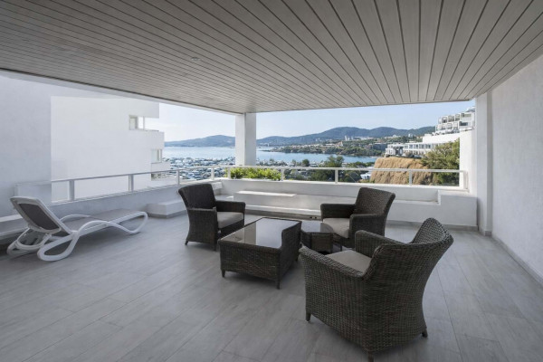 2 Bed Frontline Apartment with Sea & Marina Views– Portals Nous