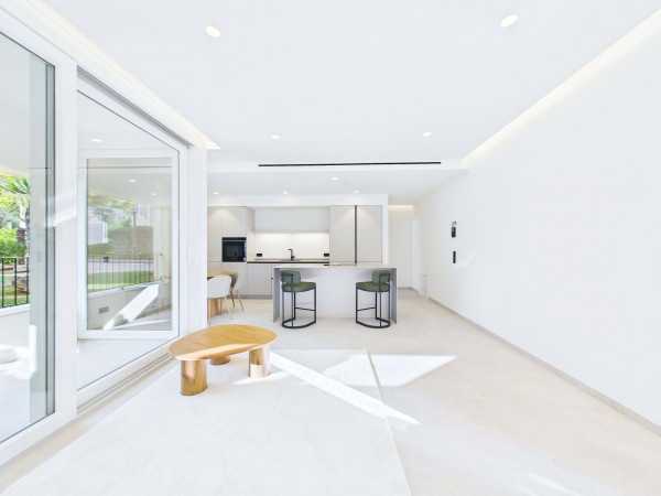 An Exceptionally Bright and Spacious 1 Bedroom Apartment In A Desirable Community