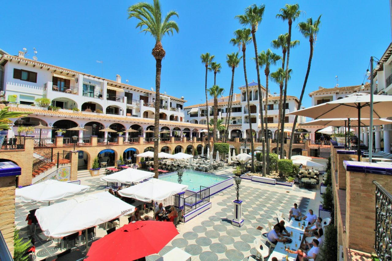 Villamartín Plaza Shopping, Dining and Social Life Villamartín Plaza Shopping, Dining and Social Life