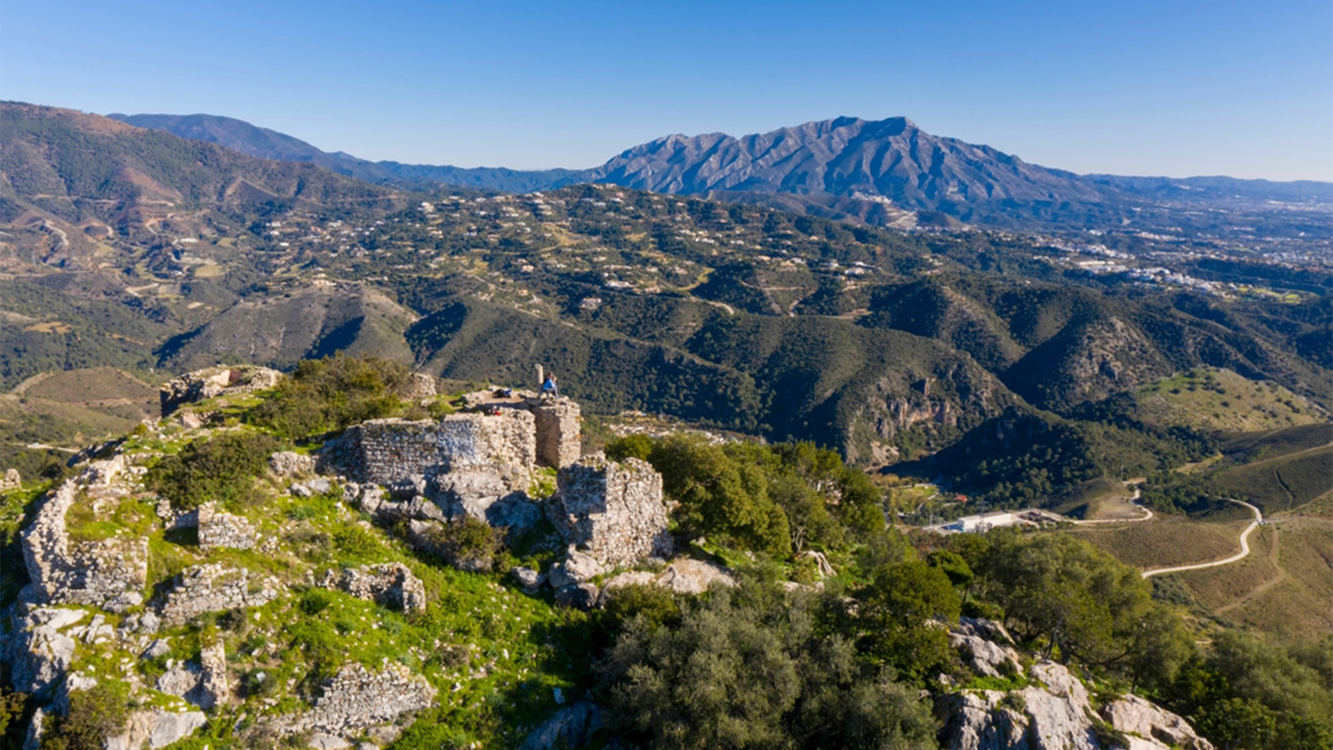 {"uuid":"9fadf747-f813-4866-94fa-350816508ec3","tenant_uuid":"9e964efb-6a5f-42bd-a9c6-51739ed9221b","url_key":"benahavis-costa-del-sol","location":"benahavis","latitude":"36.52050000","longitude":"5.04560000","search_title":"Inmobiliaria En Benahav\u00eds","image":"vistaelevada\/hero-images\/2025\/08\/20\/f95242fd-1800-4b27-8eea-3dfabe2fec52.jpg","main_title":"Gu\u00eda De La Zona De Benahav\u00eds","main_content":"<h2>&iquest;D&oacute;nde Est&aacute; Benahav&iacute;s?<\/h2>\r\nBenahav&iacute;s Es Un Pintoresco Pueblo De Monta&ntilde;a Situado A Tan Solo Siete Kil&oacute;metros De La Costa, Entre Marbella, Estepona Y Ronda. Conocido Como El &ldquo;comedor De La Costa Del Sol&rdquo; Gracias A Su Abundancia De Restaurantes De Alta Calidad, Combina El Encanto De La Vida Andaluza Tradicional Con La Cercan&iacute;a A Algunos De Los Destinos M&aacute;s Lujosos De La Regi&oacute;n. La Zona Est&aacute; Rodeada De Un Paisaje Natural Exuberante, Campos De Golf Y Parques Naturales, Lo Que La Convierte En Un Lugar Muy Atractivo Para Quienes Buscan Tranquilidad Sin Renunciar A La Comodidad.<br \/><br \/>\r\n<h2>Tendencias Del Mercado En Benahav&iacute;s<\/h2>\r\nEl Mercado Inmobiliario En Benahav&iacute;s Sigue Atrayendo A Compradores Internacionales Que Valoran Su Exclusividad, Privacidad Y Estilo De Vida De Lujo. La Zona Alberga Algunas De Las Comunidades Cerradas M&aacute;s Prestigiosas, Como La Zagaleta Y El Madro&ntilde;al, Que Ofrecen Villas Y Fincas Dise&ntilde;adas Para Clientes De Alt&iacute;simo Nivel Adquisitivo. La Demanda De Viviendas De Lujo Se Mantiene Estable, Con Compradores Que A Menudo Buscan Propiedades Que Combinen Dise&ntilde;o Moderno Con Impresionantes Vistas Al Mediterr&aacute;neo Y A Las Monta&ntilde;as Circundantes. Las Tendencias Actuales Muestran Un Gran Inter&eacute;s Por Nuevas Promociones Y Villas Contempor&aacute;neas Con Caracter&iacute;sticas Sostenibles. Para Descubrir Las &uacute;ltimas Oportunidades, Visite Benahav&iacute;s Luxury Properties.<br \/><br \/>\r\n<h2>C&oacute;mo Es Vivir En Benahav&iacute;s<\/h2>\r\nLa Vida En Benahav&iacute;s Ofrece Un Equilibrio Perfecto Entre Sofisticaci&oacute;n, Ocio Y Belleza Natural. Los Residentes Disfrutan De Un Ritmo De Vida M&aacute;s Pausado En Comparaci&oacute;n Con Los Concurridos Destinos Tur&iacute;sticos Cercanos, Sin Dejar De Beneficiarse De Servicios De Primera Categor&iacute;a. El Propio Pueblo Est&aacute; Lleno De Calles Empedradas, Casas Encaladas Tradicionales Y Una Vibrante Oferta Gastron&oacute;mica. Los Amantes De La Naturaleza Pueden Disfrutar De Rutas De Senderismo, Ciclismo De Monta&ntilde;a Y Paseos Junto Al R&iacute;o, Mientras Que Los Apasionados Del Golf Tienen A Su Disposici&oacute;n Campos De Campeonato A Pocos Minutos. Adem&aacute;s, La Zona Cuenta Con Excelentes Conexiones Con Marbella, Puerto Ban&uacute;s Y El Aeropuerto De M&aacute;laga, Lo Que La Hace Accesible Y, Al Mismo Tiempo, Privada.<br \/><br \/>\r\n<h2>Potencial De Inversi&oacute;n En Benahav&iacute;s<\/h2>\r\nBenahav&iacute;s Est&aacute; Ampliamente Reconocido Como Una De Las Mejores Zonas De La Costa Del Sol Para Invertir En Propiedades. Su Reputaci&oacute;n En El Sector Inmobiliario De Lujo, Combinada Con Estrictas Normativas Urban&iacute;sticas Que Preservan Su Entorno Natural, Garantiza Un Valor A Largo Plazo Para Los Propietarios. Las Propiedades Aqu&iacute; Tienden A Mantener Su Valor De Forma Excepcional, Con Una Fuerte Demanda De Alquiler Por Parte De Visitantes Internacionales Que Buscan Residencias Vacacionales Exclusivas. Los Inversores Que Buscan Tanto Calidad De Vida Como Rentabilidad Financiera Encontrar&aacute;n En Benahav&iacute;s Una Elecci&oacute;n Estrat&eacute;gica, Especialmente En Las Promociones De Alto Nivel Dise&ntilde;adas Para Compradores Exigentes.<br \/><br \/>\r\n<h2>Conclusi&oacute;n<\/h2>\r\nBenahav&iacute;s Destaca Como Un Destino De Primer Nivel Para Quienes Desean Lujo, Privacidad Y Belleza Natural Sin Renunciar A La Comodidad. Su Pr&oacute;spero Mercado Inmobiliario, Su Rica Calidad De Vida Y Su Gran Potencial De Inversi&oacute;n Lo Convierten En Una De Las Mejores Opciones Para Compradores Internacionales. Con La Orientaci&oacute;n Experta De Delena &amp; Grande, Encontrar La Casa De Sus Sue&ntilde;os En Este Prestigioso Enclave Se Convierte En Una Experiencia Sencilla. Ya Sea Que Busque Adquirir Una Villa, Explorar Nuevas Promociones O Asegurar Una Inversi&oacute;n A Largo Plazo, <a Href=\"https:\/\/www.delena-grande.com\/all-properties-for-sale\/in\/benahavis\/from\/1000000\" Target=\"_blank\" Rel=\"noopener\">Benahav&iacute;s Luxury Properties<\/a> Es Un Excelente Punto De Partida.","footer_title":null,"footer_content":null,"youtube_id":null,"hero_image_mode":"centered","gallery_mode":"grid","published":0,"is_featured":0,"created_at":"2025-08-20T13:07:48.000000Z","updated_at":"2025-08-21T15:21:44.000000Z","deleted_at":null,"meta_data":[],"translations":[{"uuid":"9fadfd03-046d-4b3c-81ad-7c1d1f2b8163","tenant_uuid":"9e964efb-6a5f-42bd-a9c6-51739ed9221b","model_uuid":"9fadf747-f813-4866-94fa-350816508ec3","model_type":"App\\Models\\AreaGuide","locale":"es","fields":"{\"search_title\":\"Inmobiliaria En Benahav\\u00eds\",\"main_title\":\"Gu\\u00eda De La Zona De Benahav\\u00eds\",\"main_content\":\"<h2>&iquest;D&oacute;nde Est&aacute; Benahav&iacute;s?<\\\/h2>\\r\\nBenahav&iacute;s Es Un Pintoresco Pueblo De Monta&ntilde;a Situado A Tan Solo Siete Kil&oacute;metros De La Costa, Entre Marbella, Estepona Y Ronda. Conocido Como El &ldquo;comedor De La Costa Del Sol&rdquo; Gracias A Su Abundancia De Restaurantes De Alta Calidad, Combina El Encanto De La Vida Andaluza Tradicional Con La Cercan&iacute;a A Algunos De Los Destinos M&aacute;s Lujosos De La Regi&oacute;n. La Zona Est&aacute; Rodeada De Un Paisaje Natural Exuberante, Campos De Golf Y Parques Naturales, Lo Que La Convierte En Un Lugar Muy Atractivo Para Quienes Buscan Tranquilidad Sin Renunciar A La Comodidad.<br \\\/><br \\\/>\\r\\n<h2>Tendencias Del Mercado En Benahav&iacute;s<\\\/h2>\\r\\nEl Mercado Inmobiliario En Benahav&iacute;s Sigue Atrayendo A Compradores Internacionales Que Valoran Su Exclusividad, Privacidad Y Estilo De Vida De Lujo. La Zona Alberga Algunas De Las Comunidades Cerradas M&aacute;s Prestigiosas, Como La Zagaleta Y El Madro&ntilde;al, Que Ofrecen Villas Y Fincas Dise&ntilde;adas Para Clientes De Alt&iacute;simo Nivel Adquisitivo. La Demanda De Viviendas De Lujo Se Mantiene Estable, Con Compradores Que A Menudo Buscan Propiedades Que Combinen Dise&ntilde;o Moderno Con Impresionantes Vistas Al Mediterr&aacute;neo Y A Las Monta&ntilde;as Circundantes. Las Tendencias Actuales Muestran Un Gran Inter&eacute;s Por Nuevas Promociones Y Villas Contempor&aacute;neas Con Caracter&iacute;sticas Sostenibles. Para Descubrir Las &uacute;ltimas Oportunidades, Visite Benahav&iacute;s Luxury Properties.<br \\\/><br \\\/>\\r\\n<h2>C&oacute;mo Es Vivir En Benahav&iacute;s<\\\/h2>\\r\\nLa Vida En Benahav&iacute;s Ofrece Un Equilibrio Perfecto Entre Sofisticaci&oacute;n, Ocio Y Belleza Natural. Los Residentes Disfrutan De Un Ritmo De Vida M&aacute;s Pausado En Comparaci&oacute;n Con Los Concurridos Destinos Tur&iacute;sticos Cercanos, Sin Dejar De Beneficiarse De Servicios De Primera Categor&iacute;a. El Propio Pueblo Est&aacute; Lleno De Calles Empedradas, Casas Encaladas Tradicionales Y Una Vibrante Oferta Gastron&oacute;mica. Los Amantes De La Naturaleza Pueden Disfrutar De Rutas De Senderismo, Ciclismo De Monta&ntilde;a Y Paseos Junto Al R&iacute;o, Mientras Que Los Apasionados Del Golf Tienen A Su Disposici&oacute;n Campos De Campeonato A Pocos Minutos. Adem&aacute;s, La Zona Cuenta Con Excelentes Conexiones Con Marbella, Puerto Ban&uacute;s Y El Aeropuerto De M&aacute;laga, Lo Que La Hace Accesible Y, Al Mismo Tiempo, Privada.<br \\\/><br \\\/>\\r\\n<h2>Potencial De Inversi&oacute;n En Benahav&iacute;s<\\\/h2>\\r\\nBenahav&iacute;s Est&aacute; Ampliamente Reconocido Como Una De Las Mejores Zonas De La Costa Del Sol Para Invertir En Propiedades. Su Reputaci&oacute;n En El Sector Inmobiliario De Lujo, Combinada Con Estrictas Normativas Urban&iacute;sticas Que Preservan Su Entorno Natural, Garantiza Un Valor A Largo Plazo Para Los Propietarios. Las Propiedades Aqu&iacute; Tienden A Mantener Su Valor De Forma Excepcional, Con Una Fuerte Demanda De Alquiler Por Parte De Visitantes Internacionales Que Buscan Residencias Vacacionales Exclusivas. Los Inversores Que Buscan Tanto Calidad De Vida Como Rentabilidad Financiera Encontrar&aacute;n En Benahav&iacute;s Una Elecci&oacute;n Estrat&eacute;gica, Especialmente En Las Promociones De Alto Nivel Dise&ntilde;adas Para Compradores Exigentes.<br \\\/><br \\\/>\\r\\n<h2>Conclusi&oacute;n<\\\/h2>\\r\\nBenahav&iacute;s Destaca Como Un Destino De Primer Nivel Para Quienes Desean Lujo, Privacidad Y Belleza Natural Sin Renunciar A La Comodidad. Su Pr&oacute;spero Mercado Inmobiliario, Su Rica Calidad De Vida Y Su Gran Potencial De Inversi&oacute;n Lo Convierten En Una De Las Mejores Opciones Para Compradores Internacionales. Con La Orientaci&oacute;n Experta De Delena &amp; Grande, Encontrar La Casa De Sus Sue&ntilde;os En Este Prestigioso Enclave Se Convierte En Una Experiencia Sencilla. Ya Sea Que Busque Adquirir Una Villa, Explorar Nuevas Promociones O Asegurar Una Inversi&oacute;n A Largo Plazo, <a Href=\\\"https:\\\/\\\/www.delena-grande.com\\\/all-properties-for-sale\\\/in\\\/benahavis\\\/from\\\/1000000\\\" Target=\\\"_blank\\\" Rel=\\\"noopener\\\">Benahav&iacute;s Luxury Properties<\\\/a> Es Un Excelente Punto De Partida.\",\"footer_title\":null,\"footer_content\":null,\"gallery_mode\":\"grid\"}","created_at":"2025-08-20T13:23:49.000000Z","updated_at":"2025-08-21T15:43:33.000000Z"}],"articles":[],"images":[{"uuid":"9fadfba8-4478-44e6-bffa-0bf56a94d2e4","tenant_uuid":"9e964efb-6a5f-42bd-a9c6-51739ed9221b","area_guide_uuid":"9fadf747-f813-4866-94fa-350816508ec3","filepath":"vistaelevada\/area-guides\/2025\/08\/20\/8d139c37-36a3-440f-8eab-c859b8f1cd82.jpg","order":null,"caption":null,"created_at":"2025-08-20T13:20:02.000000Z","updated_at":"2025-08-20T13:20:02.000000Z","deleted_at":null},{"uuid":"9fadfba8-63f6-41f3-9a7c-65b3f6de9c77","tenant_uuid":"9e964efb-6a5f-42bd-a9c6-51739ed9221b","area_guide_uuid":"9fadf747-f813-4866-94fa-350816508ec3","filepath":"vistaelevada\/area-guides\/2025\/08\/20\/8f7b6613-baff-4390-b2fa-3db413edd5e8.jpg","order":null,"caption":null,"created_at":"2025-08-20T13:20:02.000000Z","updated_at":"2025-08-20T13:20:02.000000Z","deleted_at":null},{"uuid":"9fadfba8-7005-4c48-af79-5ffd90632a3f","tenant_uuid":"9e964efb-6a5f-42bd-a9c6-51739ed9221b","area_guide_uuid":"9fadf747-f813-4866-94fa-350816508ec3","filepath":"vistaelevada\/area-guides\/2025\/08\/20\/ce04a3fb-110c-4a31-b869-6cc2823d7a24.jpg","order":null,"caption":null,"created_at":"2025-08-20T13:20:02.000000Z","updated_at":"2025-08-20T13:20:02.000000Z","deleted_at":null},{"uuid":"9fadfba8-a2a0-4d6f-a2e6-1cf58b4b2640","tenant_uuid":"9e964efb-6a5f-42bd-a9c6-51739ed9221b","area_guide_uuid":"9fadf747-f813-4866-94fa-350816508ec3","filepath":"vistaelevada\/area-guides\/2025\/08\/20\/5a2724ca-b4a7-4f5f-9bb9-7b77cc8082d8.jpg","order":null,"caption":null,"created_at":"2025-08-20T13:20:02.000000Z","updated_at":"2025-08-20T13:20:02.000000Z","deleted_at":null}]} image